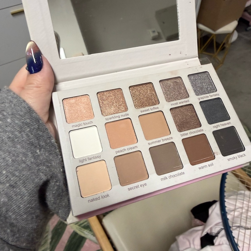 Neutral Eyeshadow Palette with Black and Cream Shades